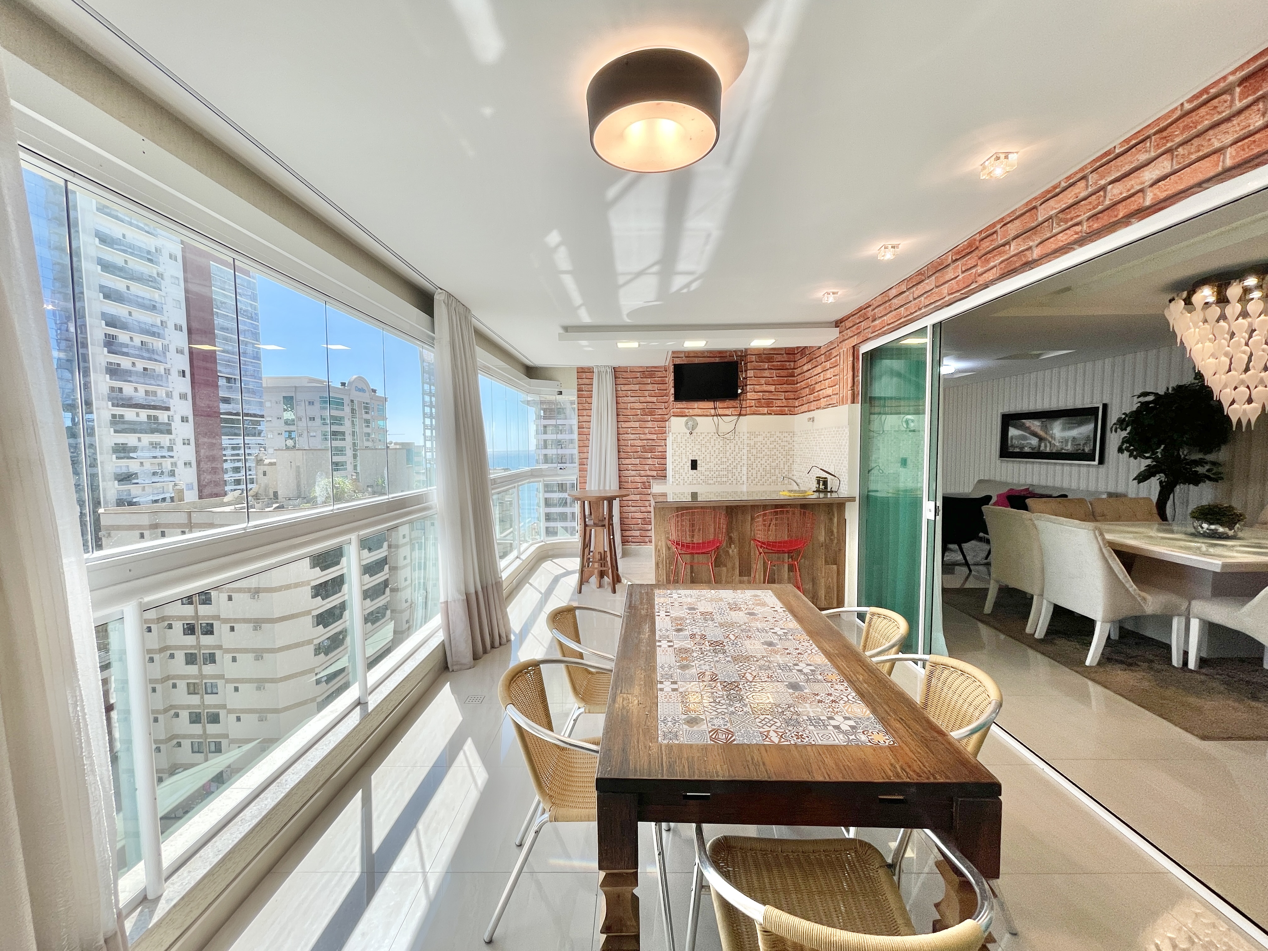Apartamento à venda 4 suítes em Meia Praia