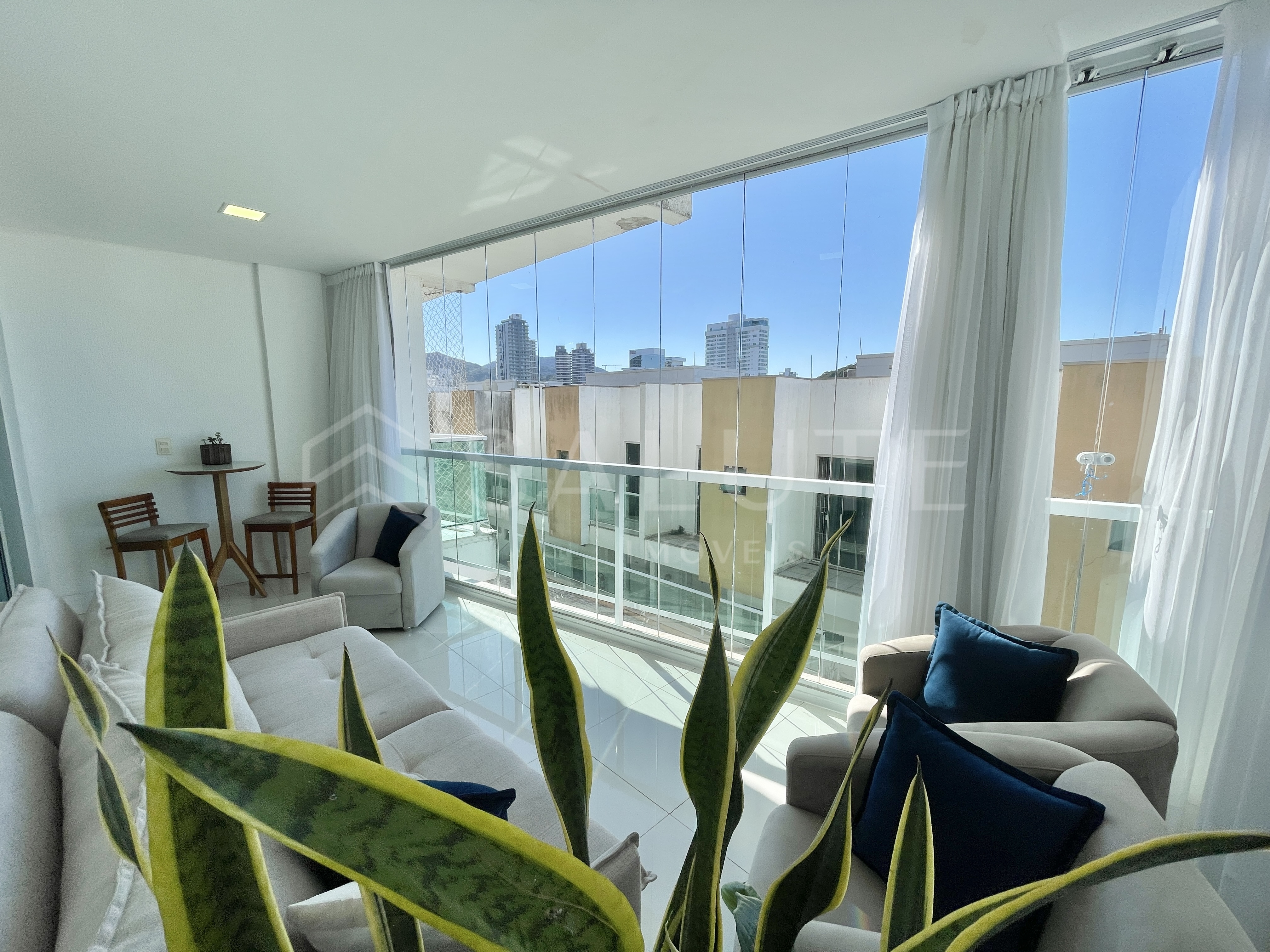 Apartamento para aluguel anual 4 dormitórios incluindo 1 suíte na Praia dos Amores