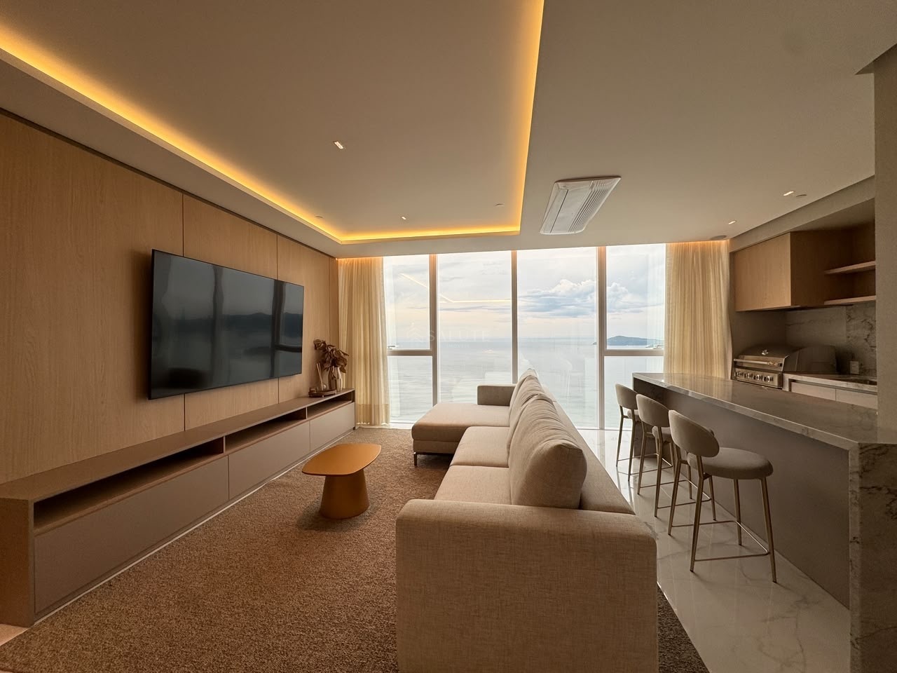 Apartamento à venda 5 suítes em Barra Norte