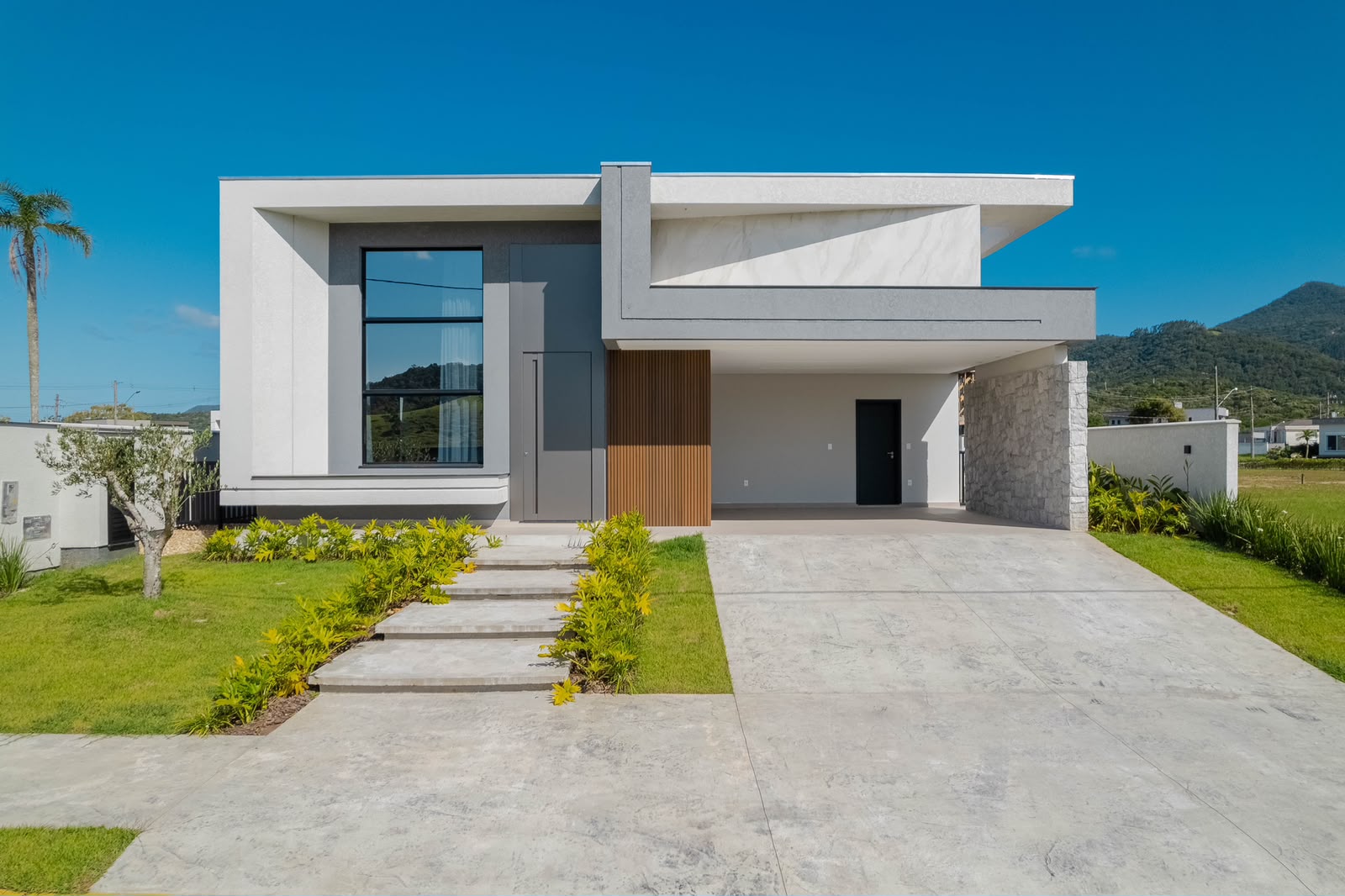 Casa em Condomínio à venda 3 suítes em Santa Regina