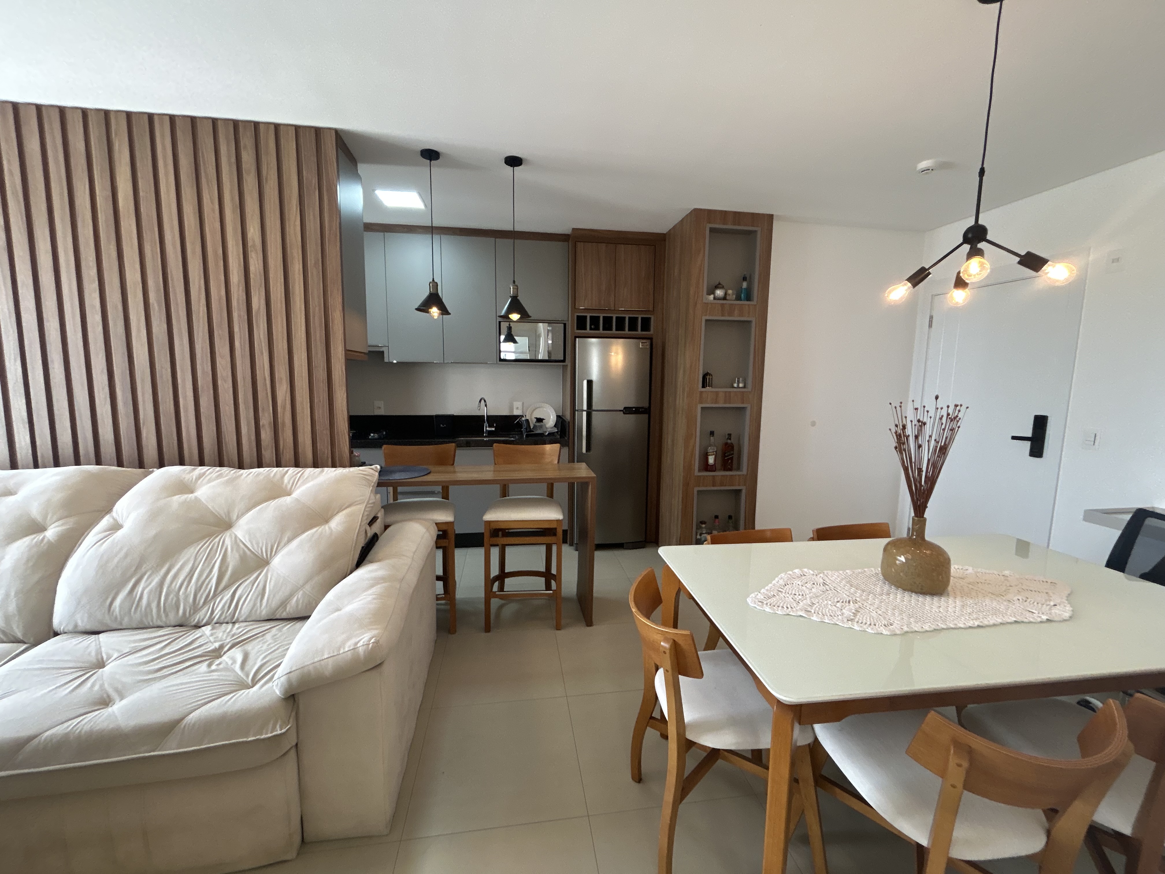 Apartamento aluguel anual 2 dormitórios na Praia Brava