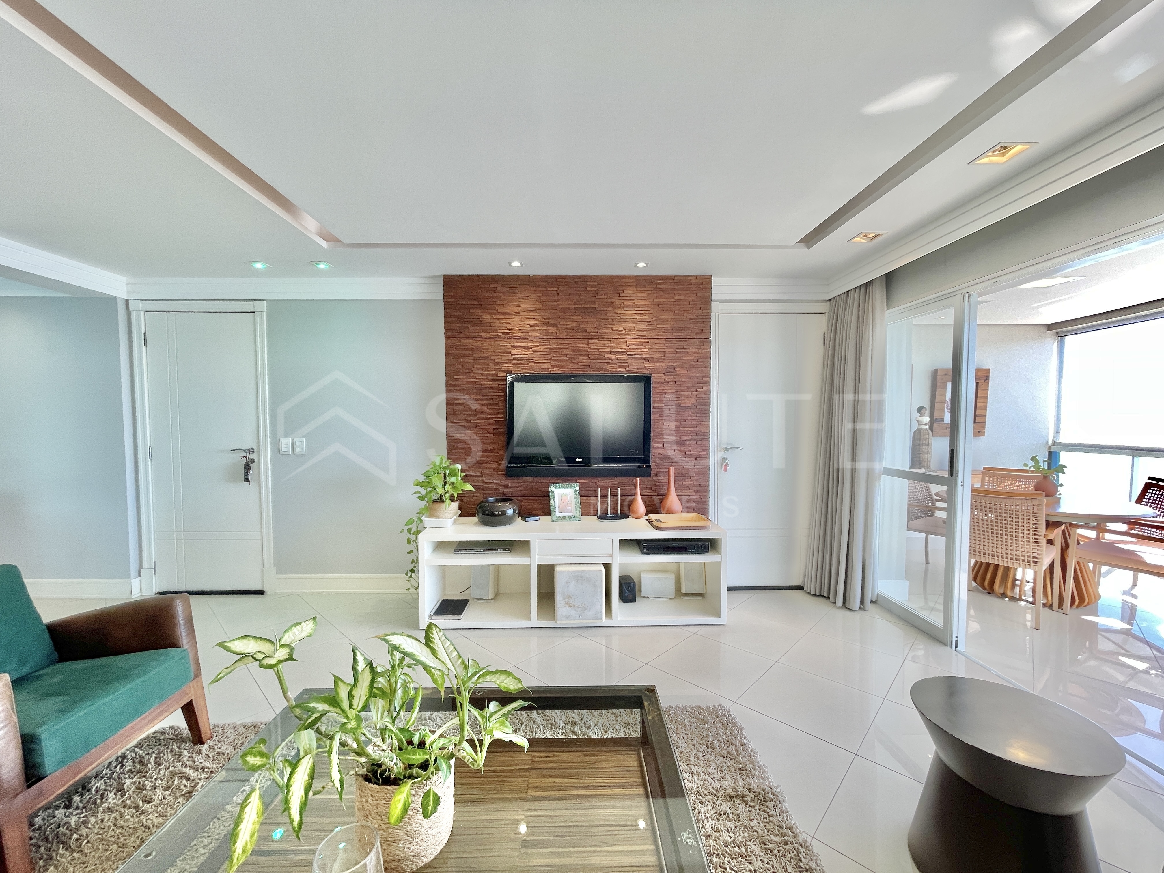 Apartamento locação anual 3 suítes na Barra Sul