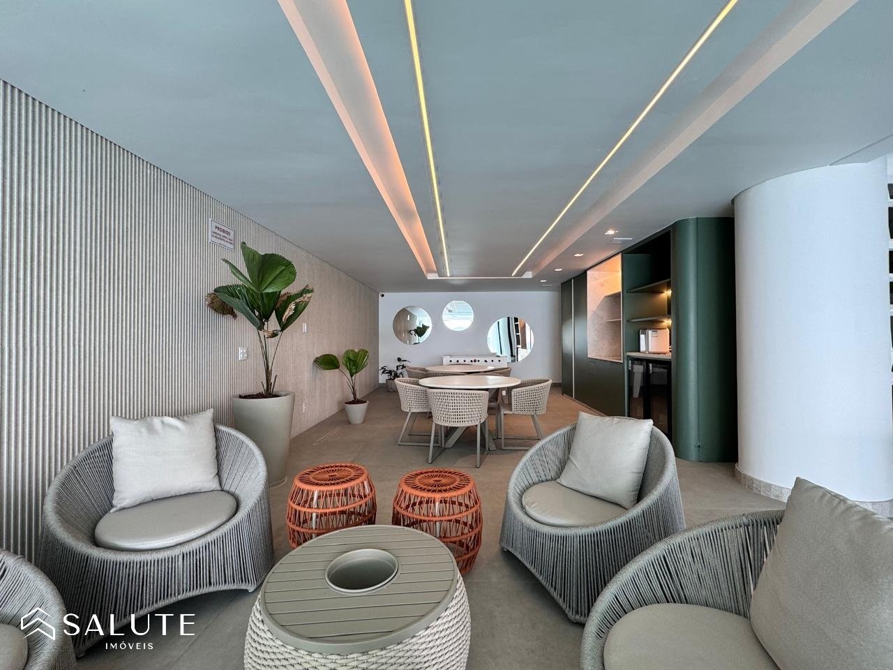 Apartamento aluguel anual 3 suítes Barra Sul.