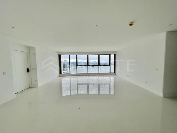 Apartamento à venda 4 suítes na Barra Sul