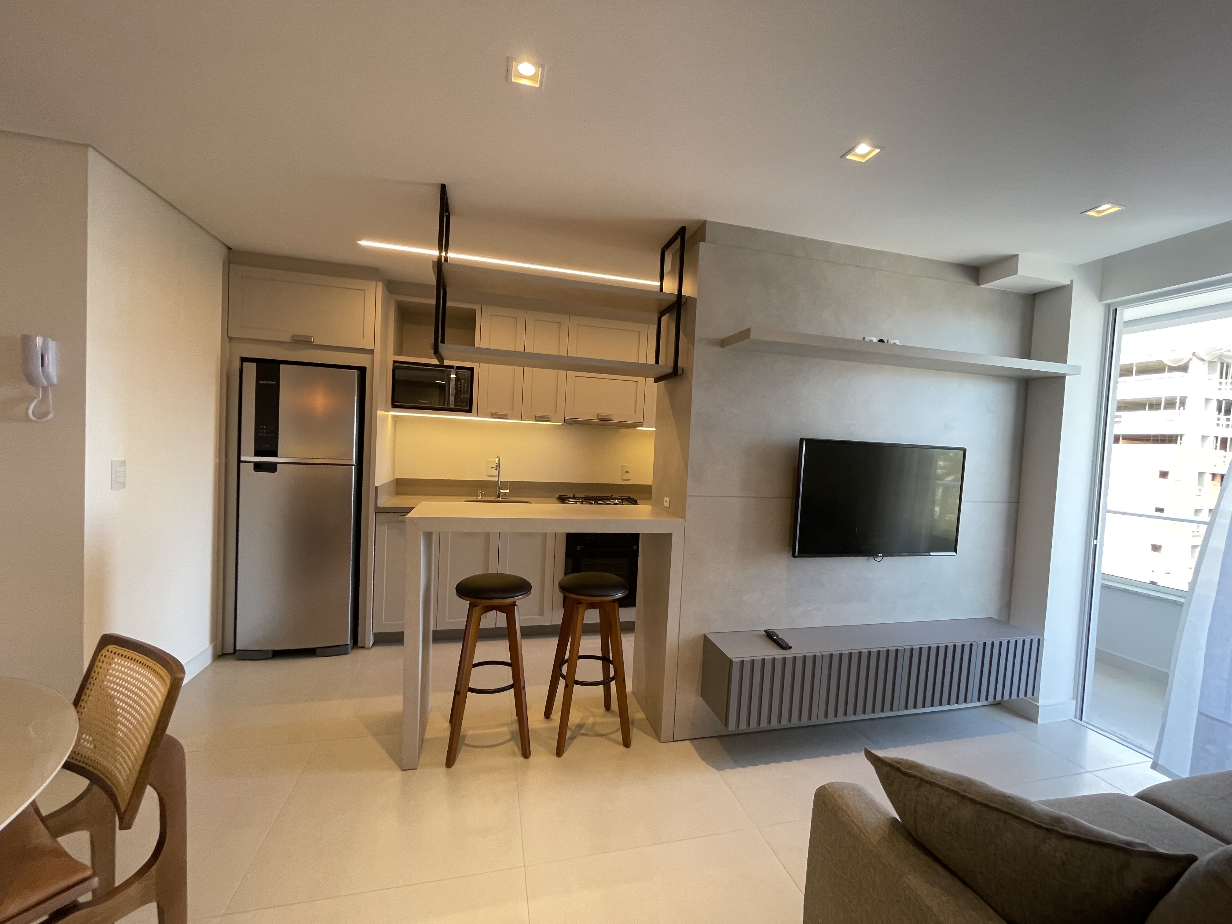 Apartamento aluguel anual 2 dormitórios na Praia Brava.
