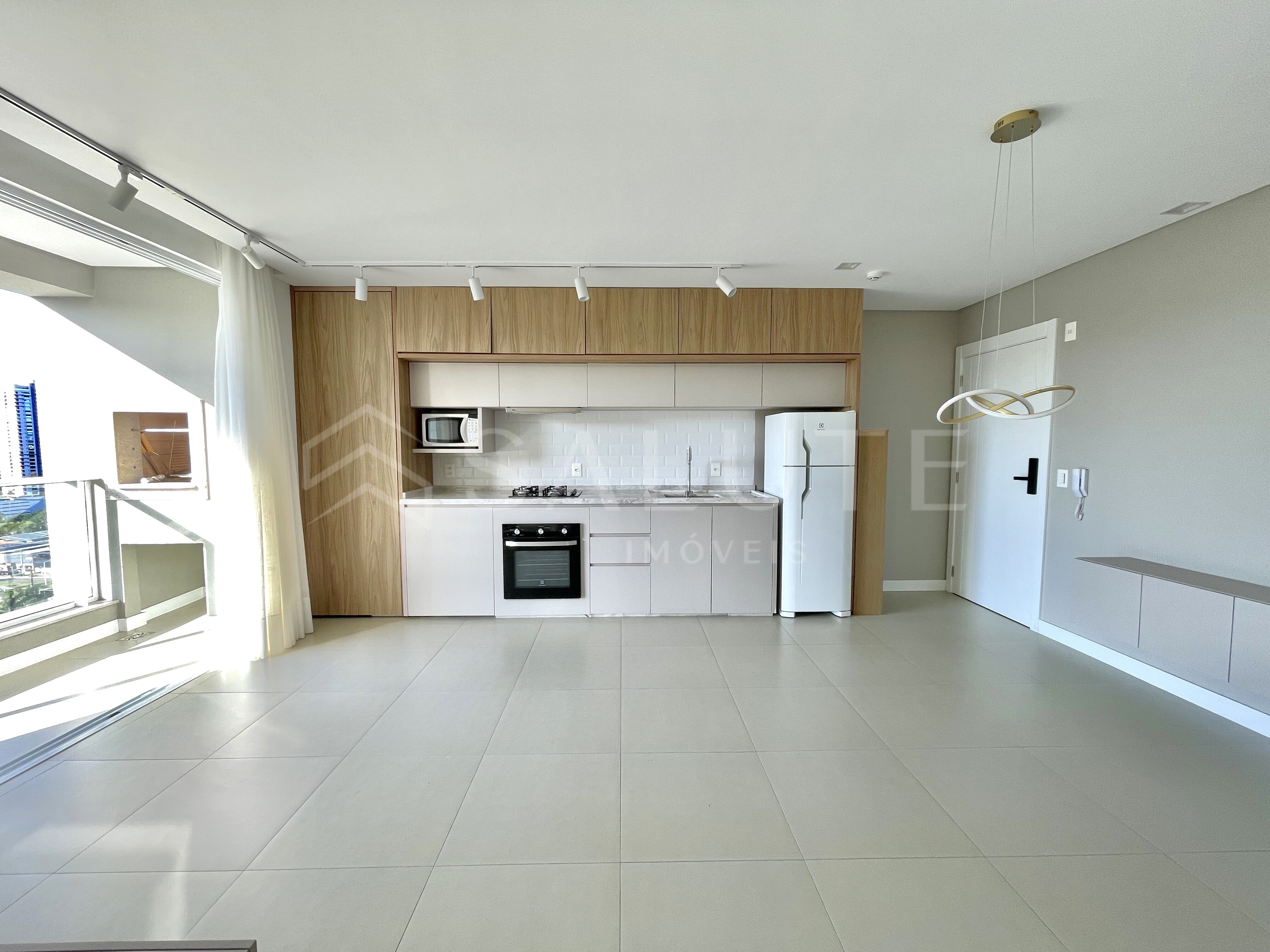 Apartamento locação anual 2 dorm. na Praia Brava