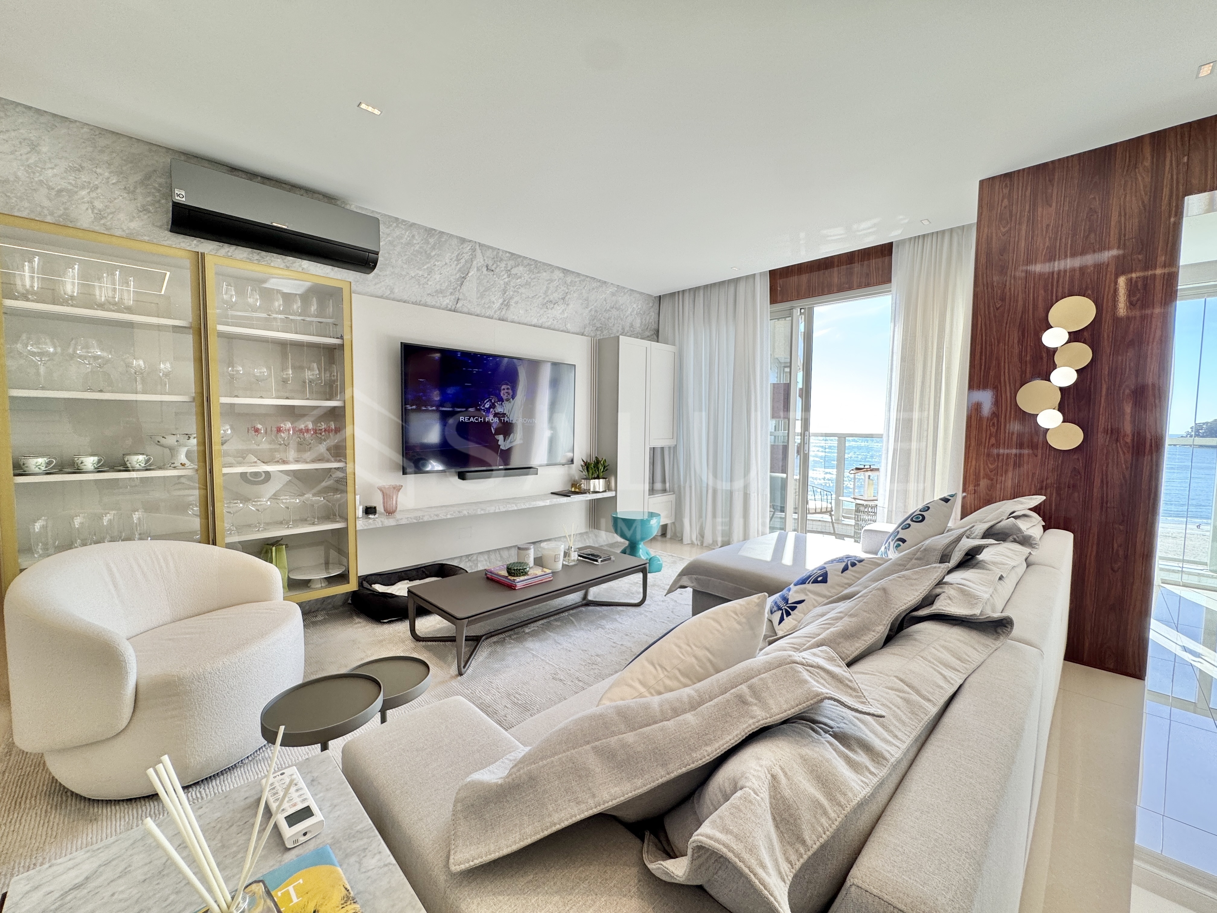 Apartamento diferenciado aluguel anual 4 suítes na Barra Sul