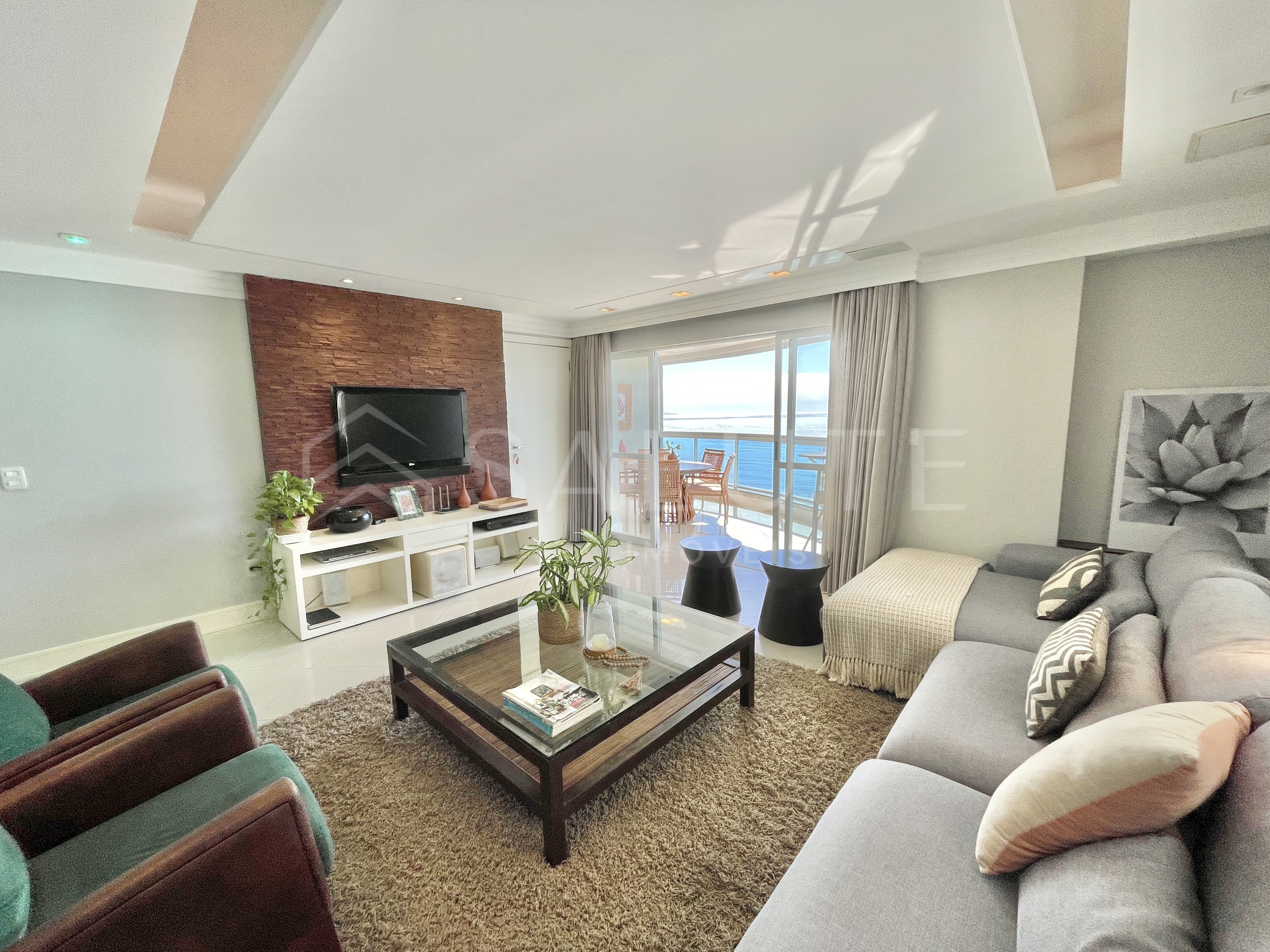 Apartamento locação anual 3 suítes na Barra Sul