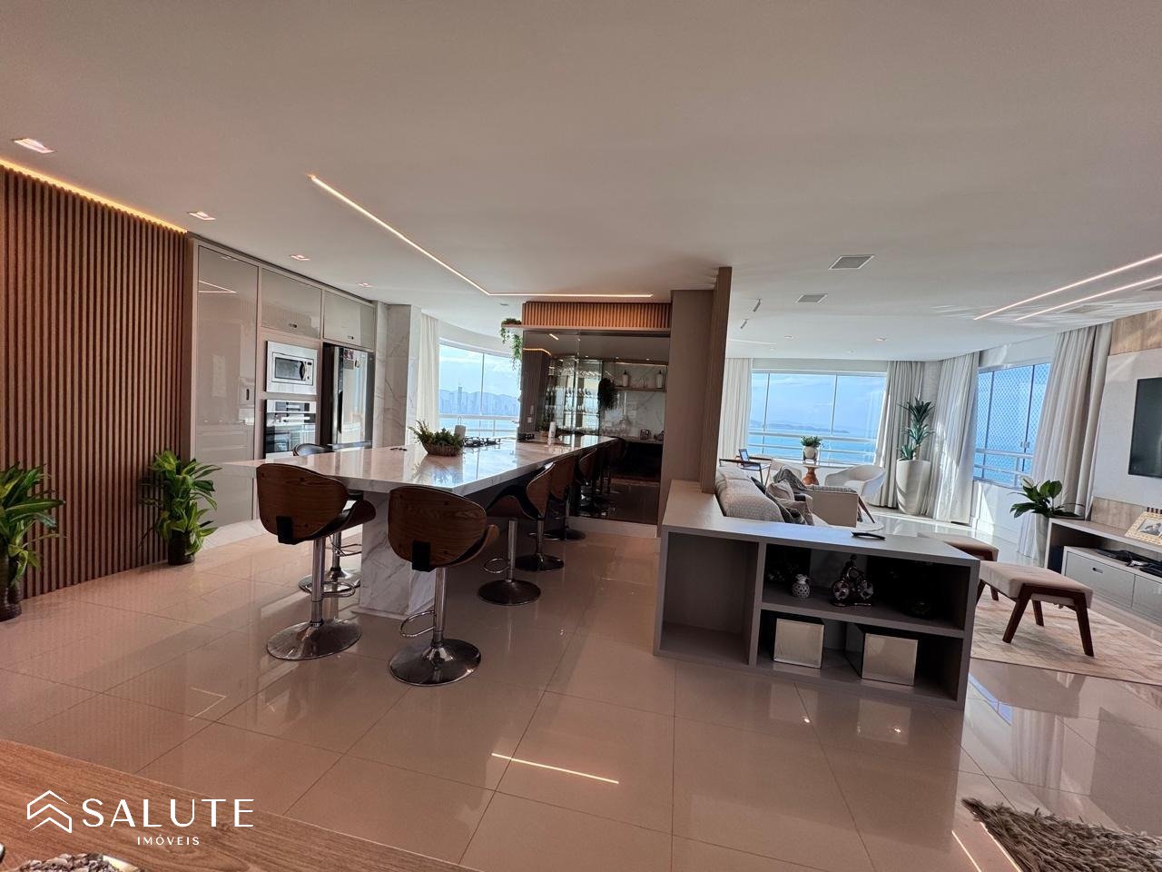 Apartamento aluguel anual 3 suítes Barra Sul.