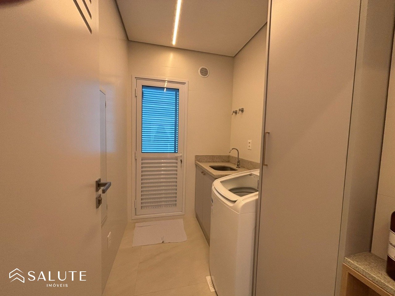Apartamento à Venda com 4 Dormitórios na Barra Sul