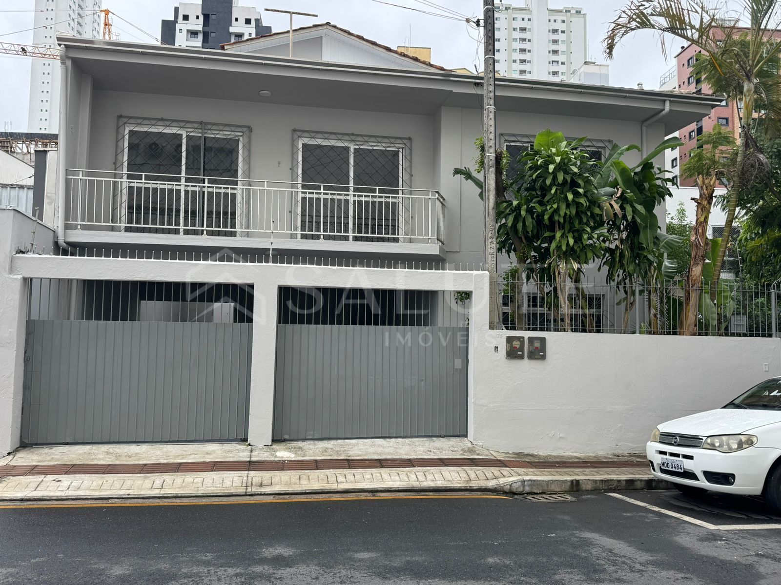 Casa aluguel anual com 2 dormitórios no Centro