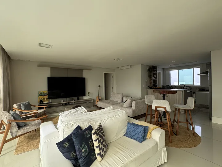 Apartamento aluguel anual 4 suítes Praia Brava.