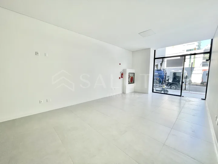 Sala comercial para locação anual no Centro