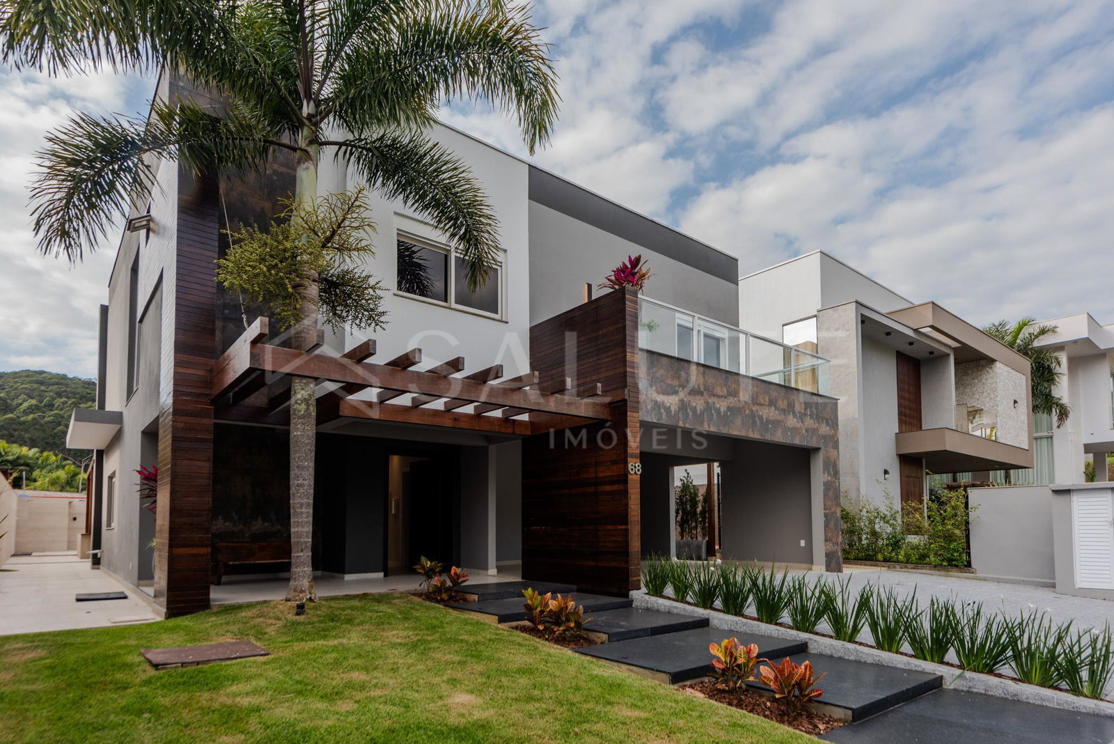 Casa em Condomínio à venda 4 suítes no Ariribá