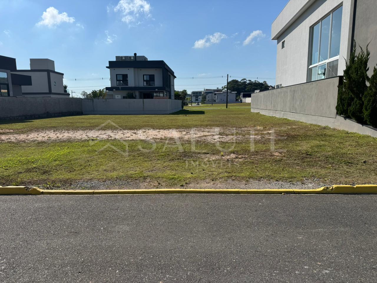 Terreno á Venda com 378m² de área total