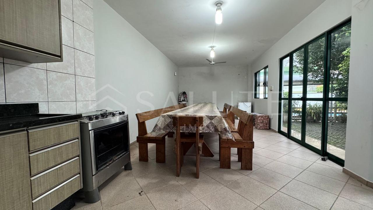 Casa aluguel anual 4 dormitórios em Pioneiros