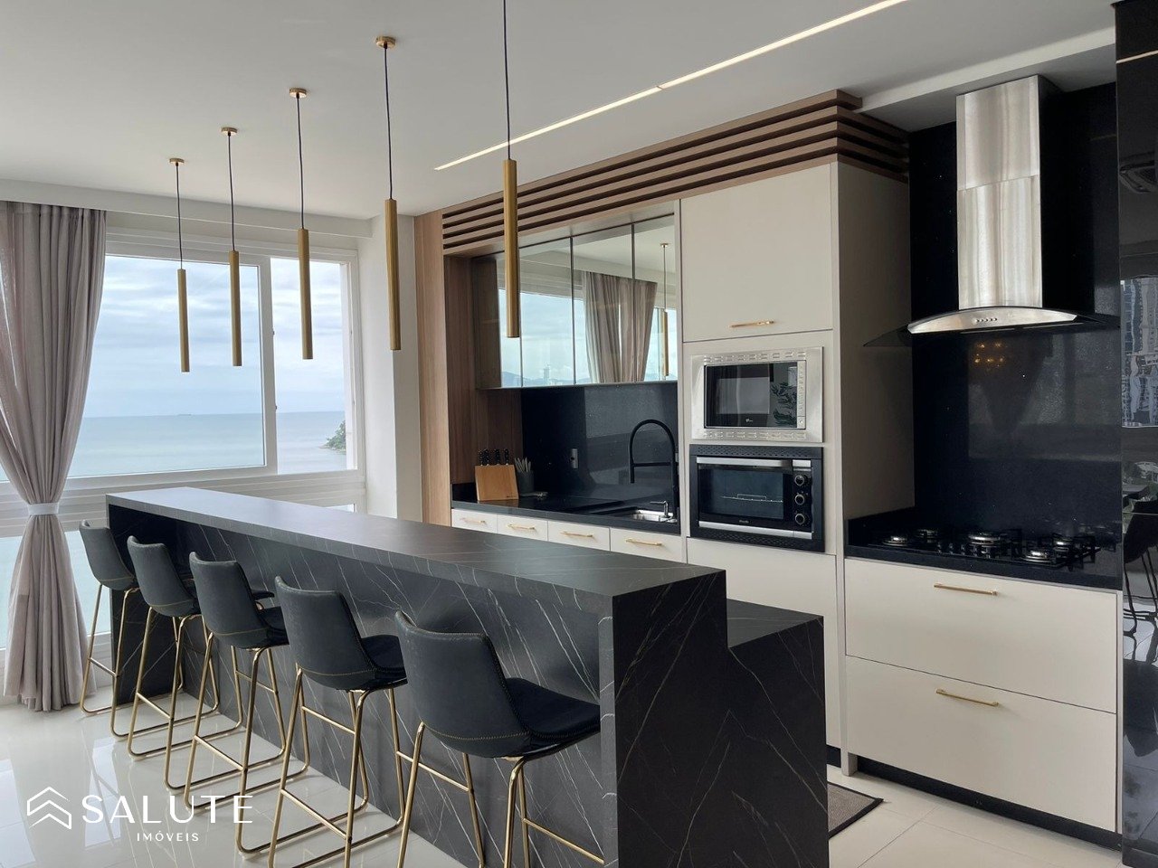 Apartamento à venda 3 Suítes na Barra Sul.