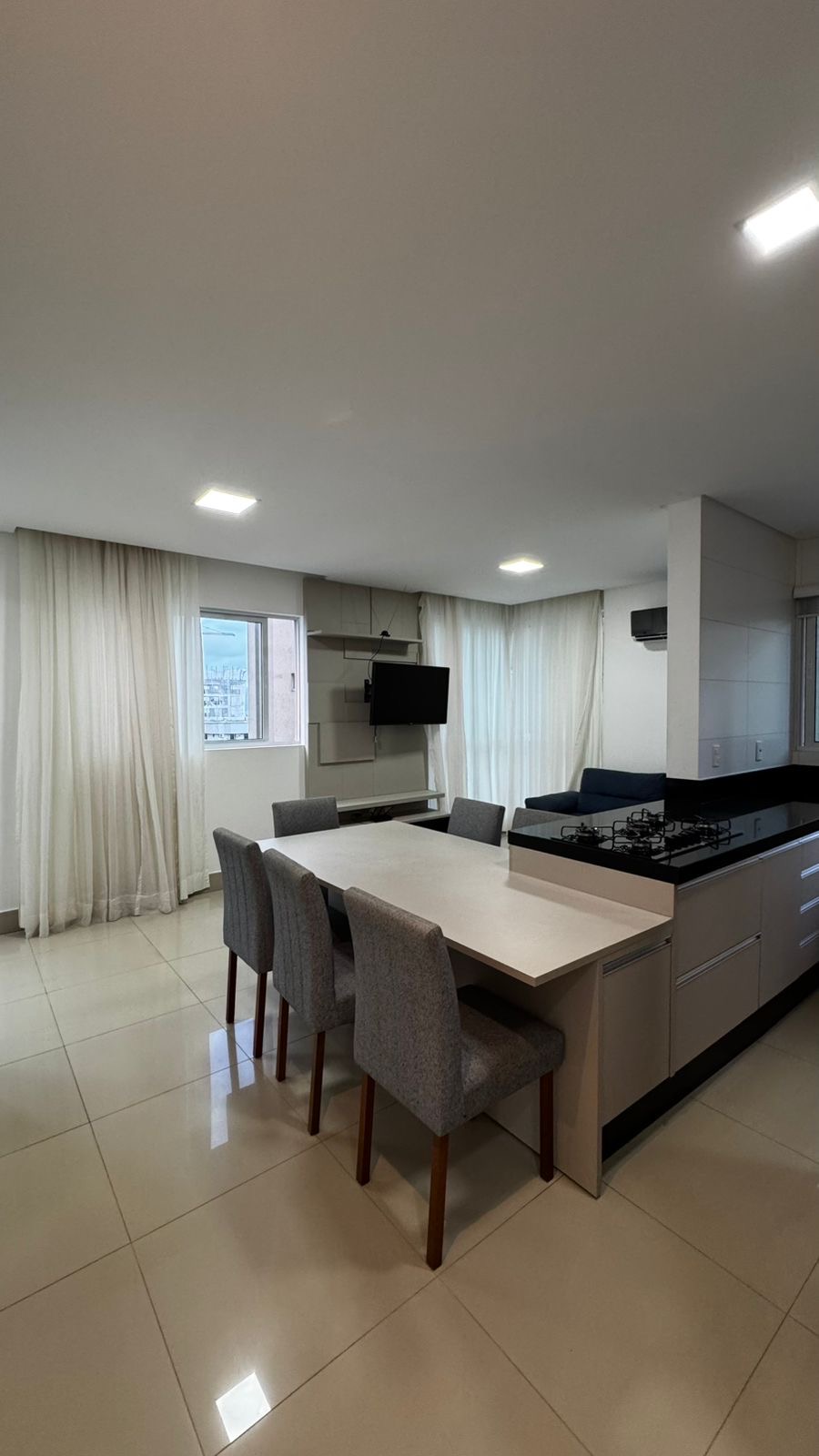 Apartamento aluguel anual 2 suítes na Meia Praia
