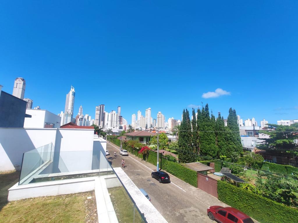 Casa aluguel anual 3 suítes no Centro