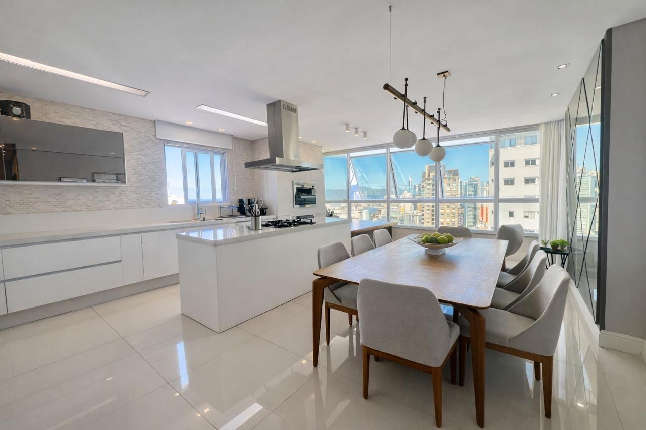 Apartamento aluguel anual 4 suítes no Centro