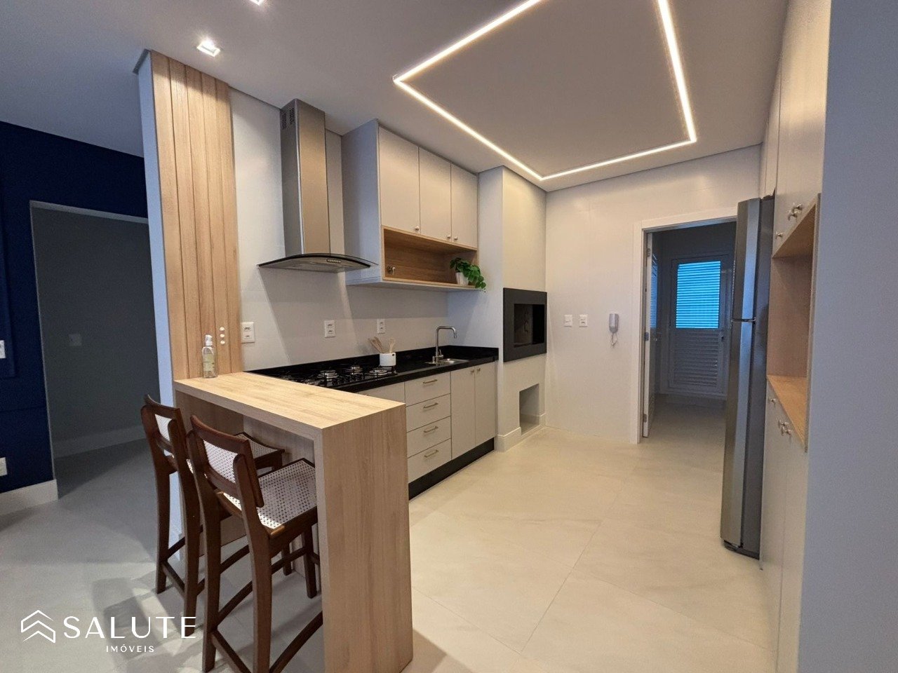 Apartamento à Venda com 4 Dormitórios na Barra Sul