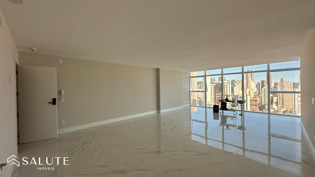 Apartamento à venda com 3 suítes no Centro.
