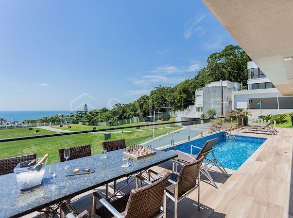 Casa em Condomínio à venda 5 suítes no Estaleirinho