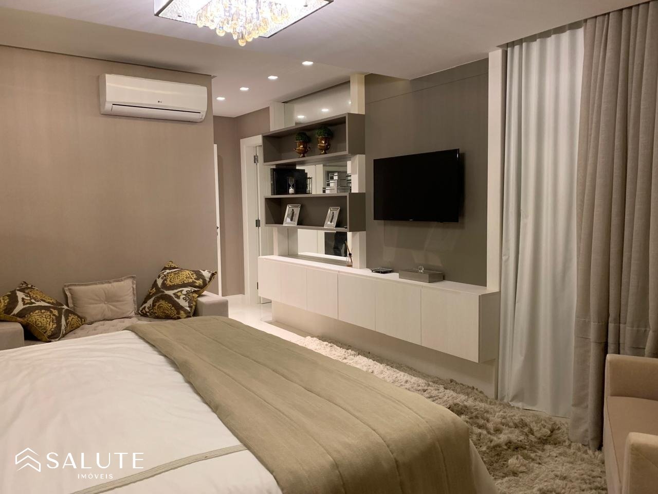 Apartamento à venda com 6 suítes na Barra Sul