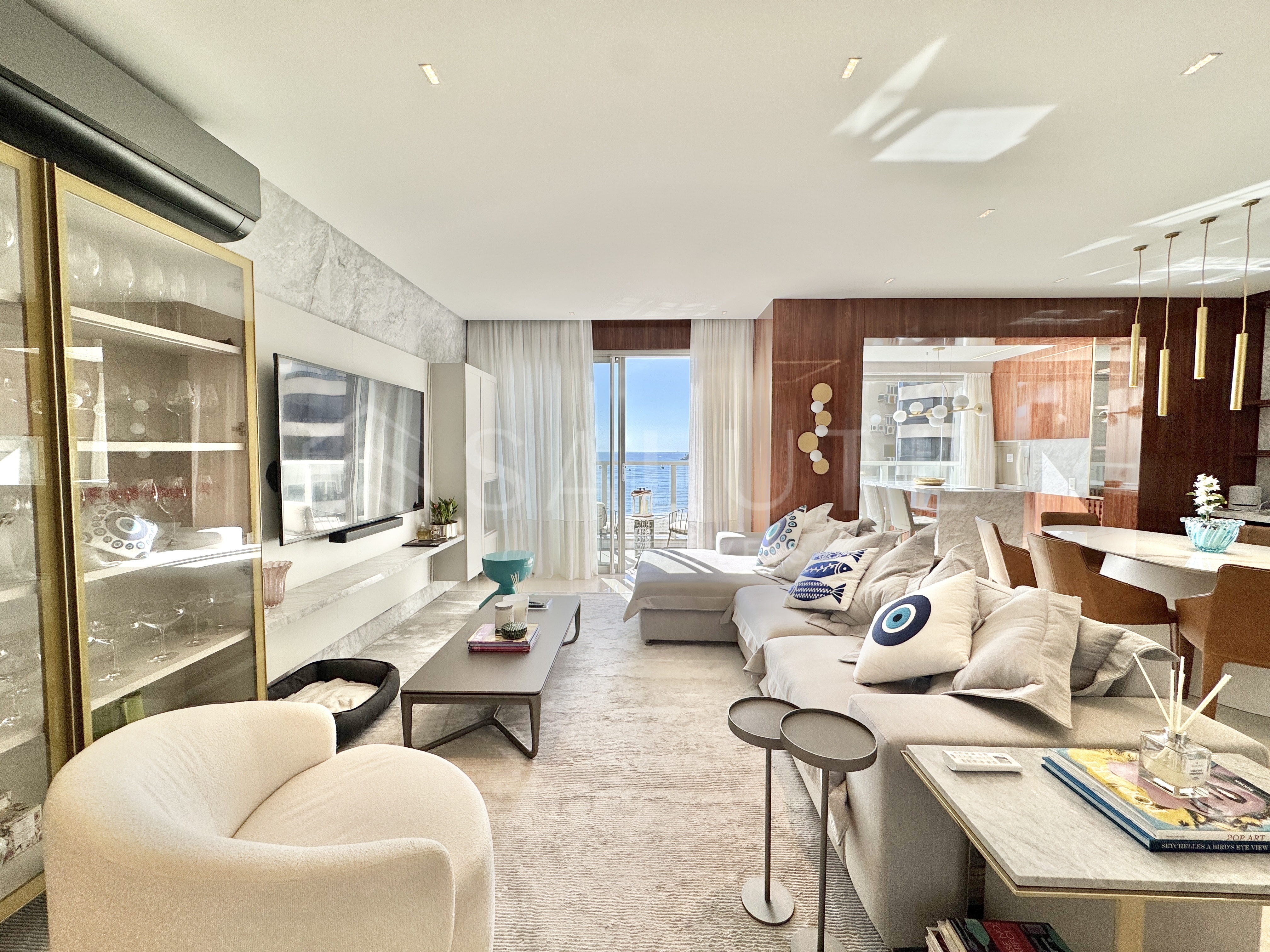 Apartamento diferenciado aluguel anual 4 suítes na Barra Sul