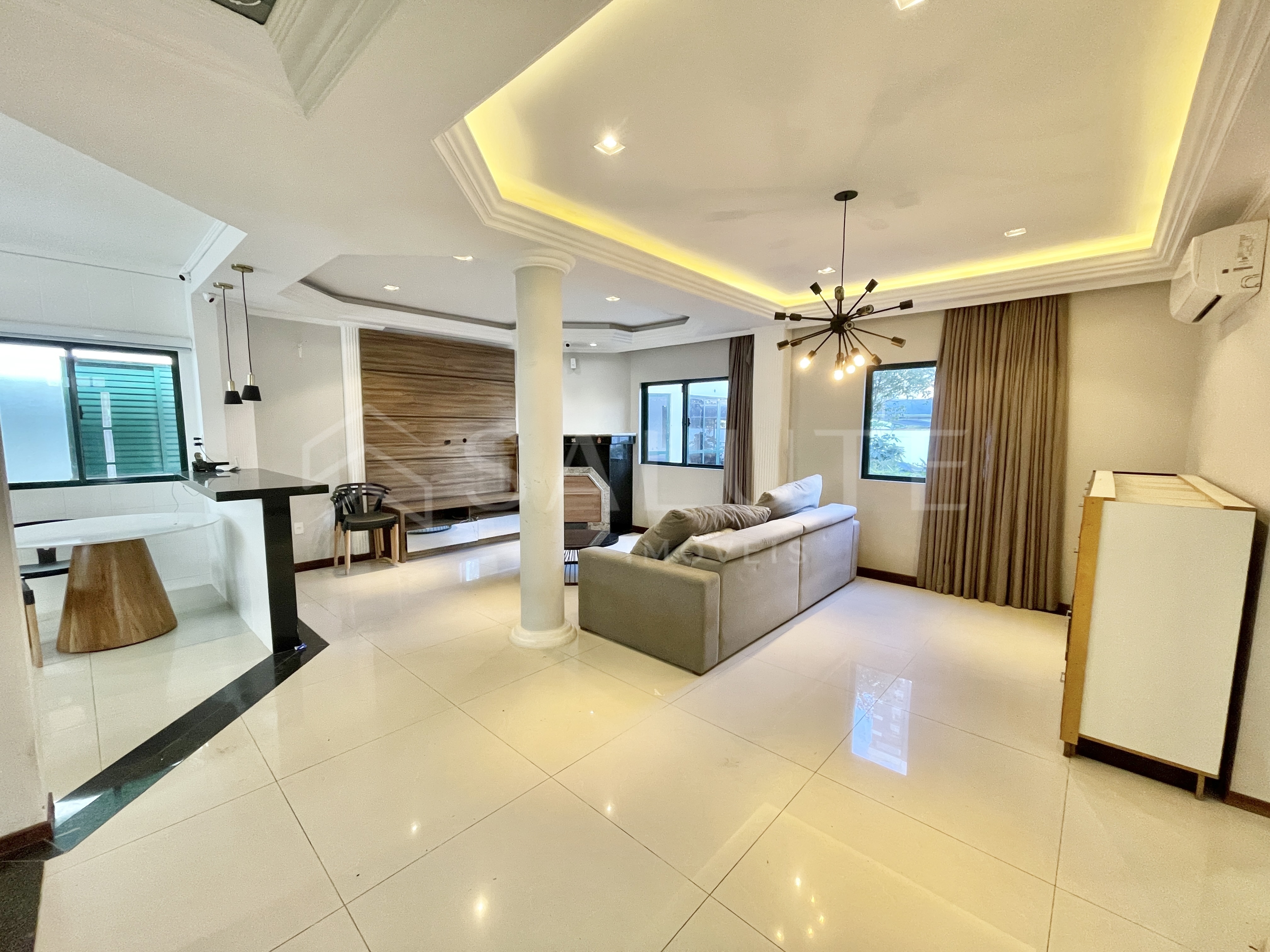 Casa aluguel anual 4 dormitórios em Pioneiros
