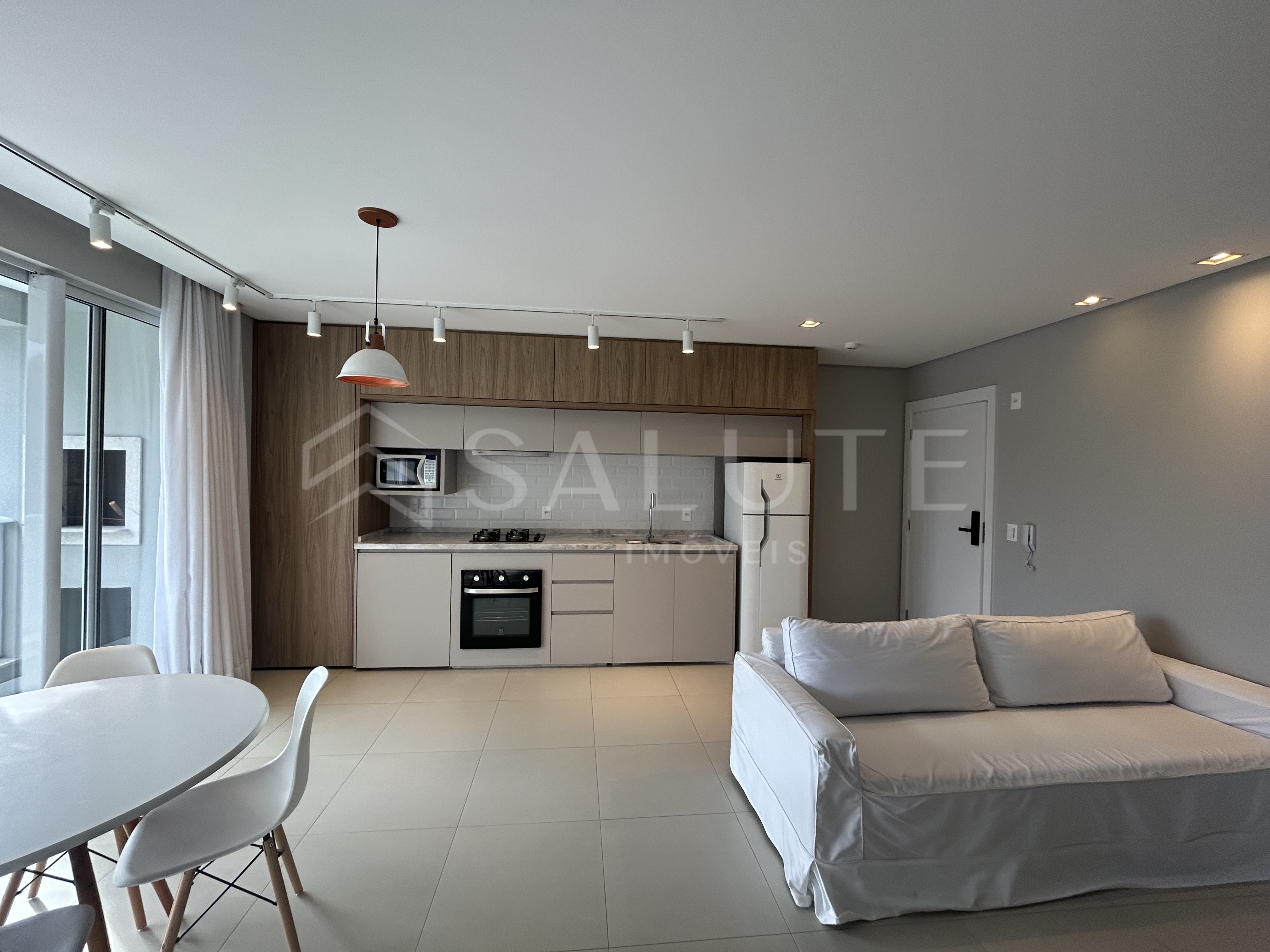 Apartamento locação anual 2 dorm. na Praia Brava