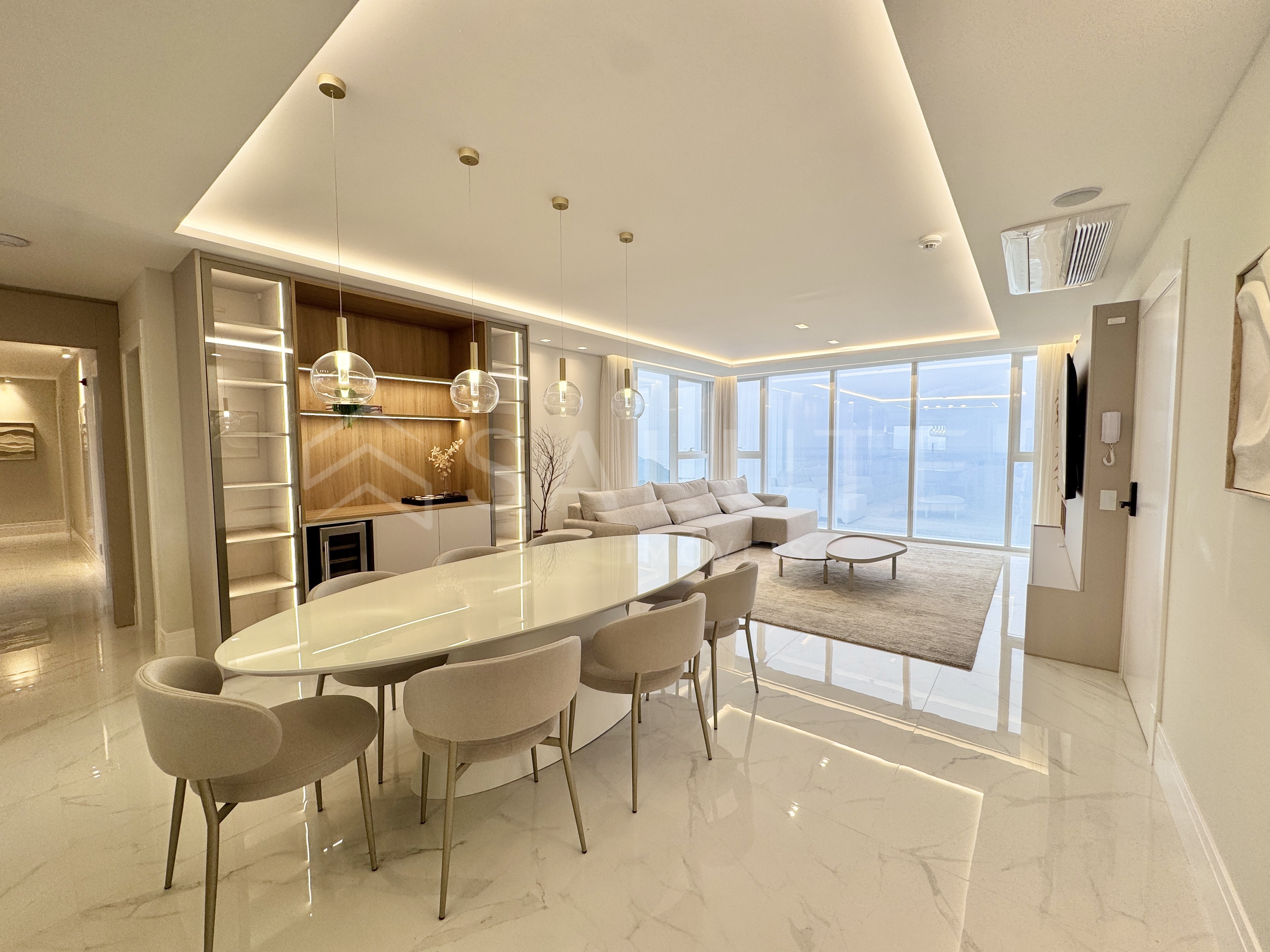 Apartamento locação anual 4 suítes no Centro