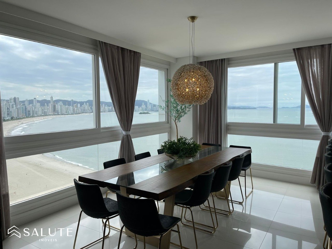 Apartamento à venda 3 Suítes na Barra Sul.