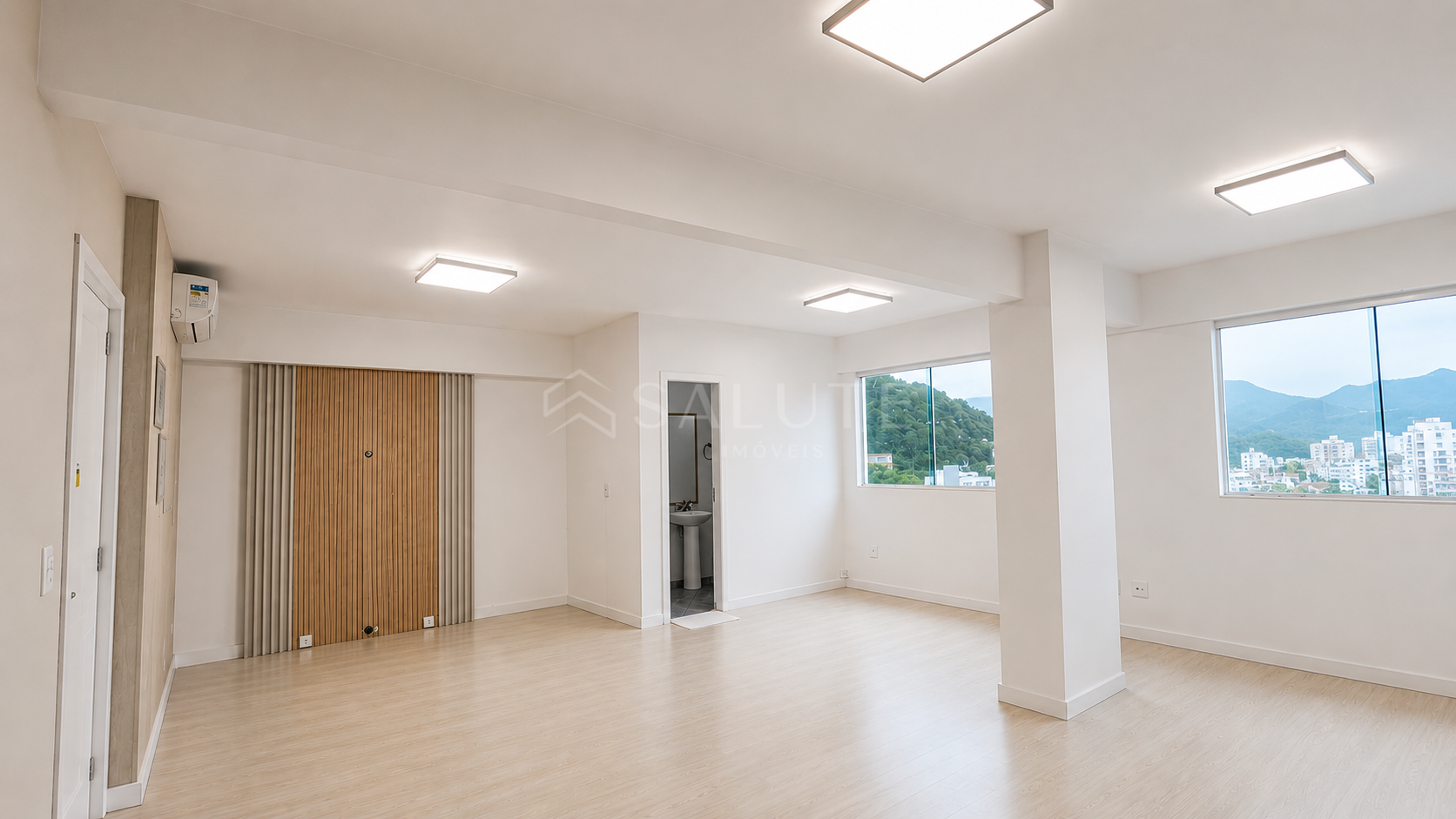 Sala comercial á venda anual no Centro