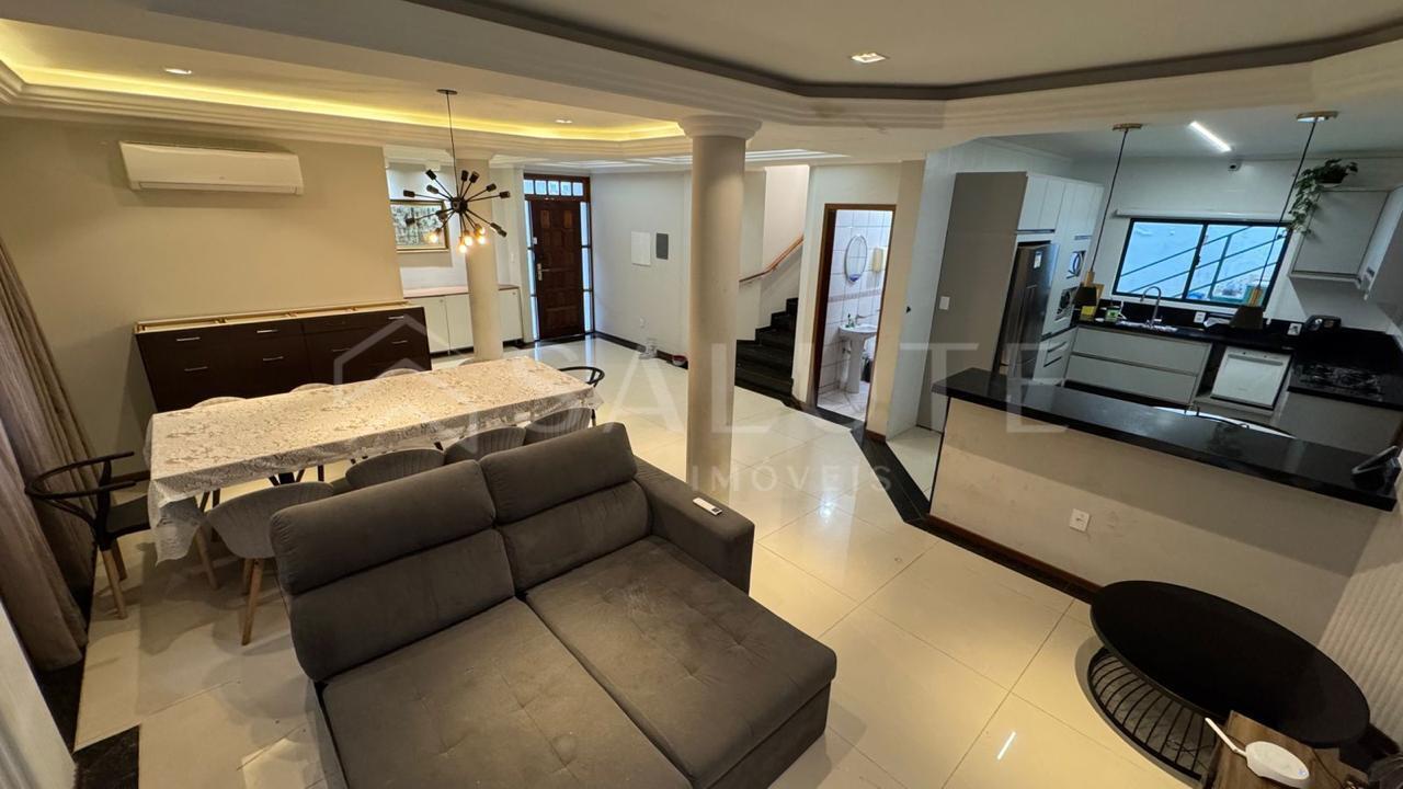 Casa aluguel anual 4 dormitórios em Pioneiros