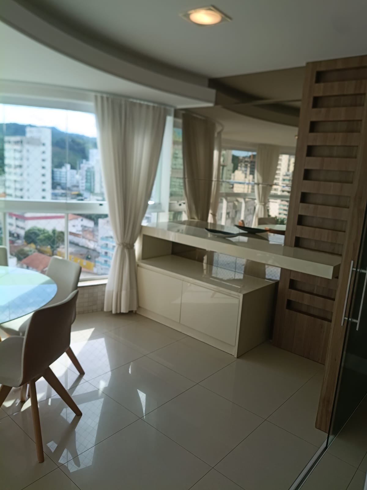 Apartamento aluguel anual 2 suítes no Pioneiros