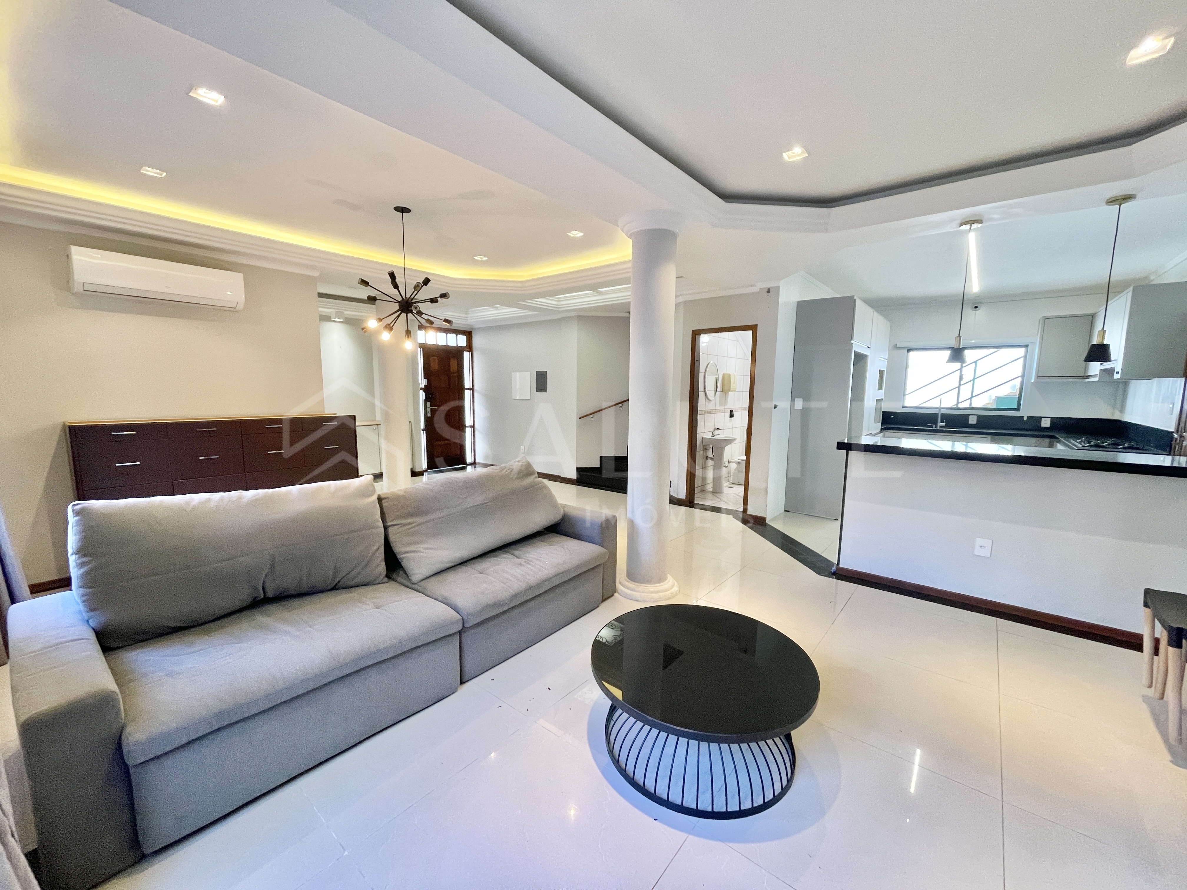 Casa aluguel anual 4 dormitórios em Pioneiros