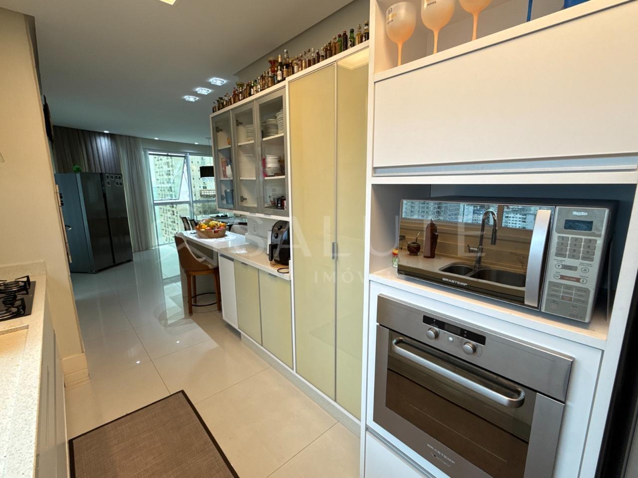 Apartamento à venda com 3 suítes no Centro