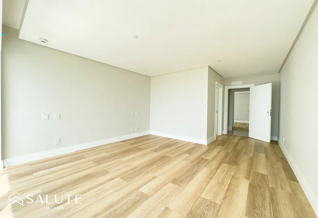 Apartamento à Venda com 4 Suítes na Barra Sul
