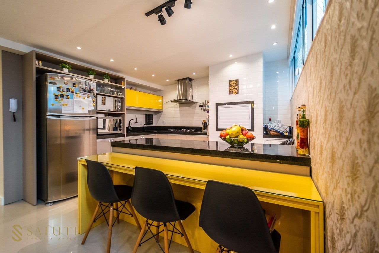 Apartamento 4 dormitórios mobiliado na quadra mar