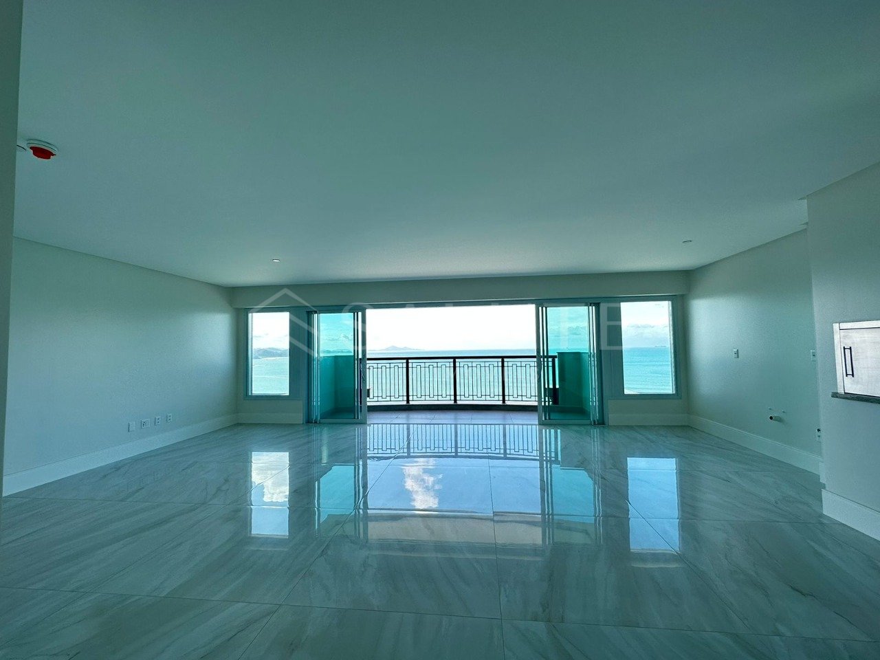Apartamento à venda com 4 suítes na Barra Sul