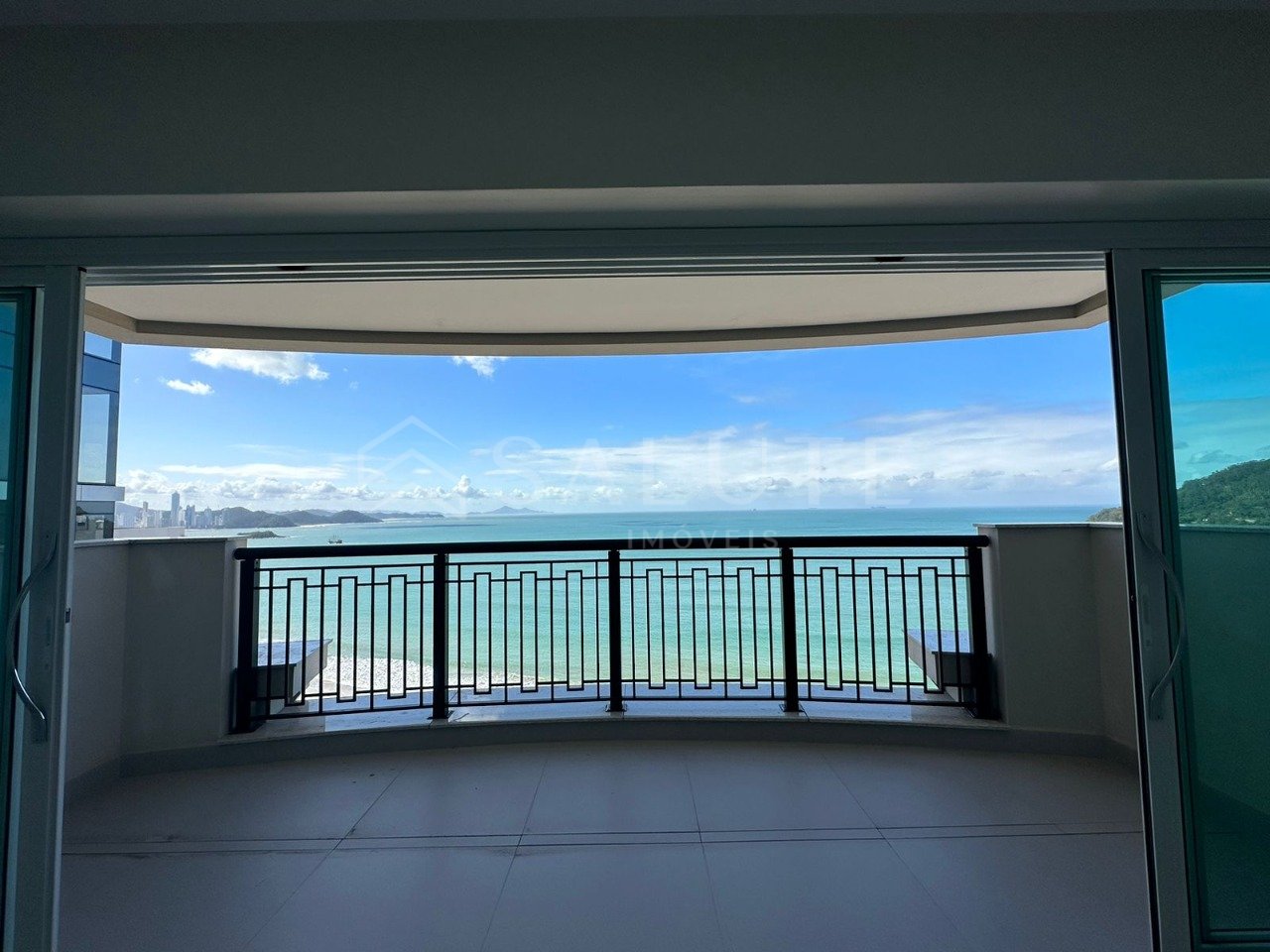 Apartamento à venda com 4 suítes na Barra Sul