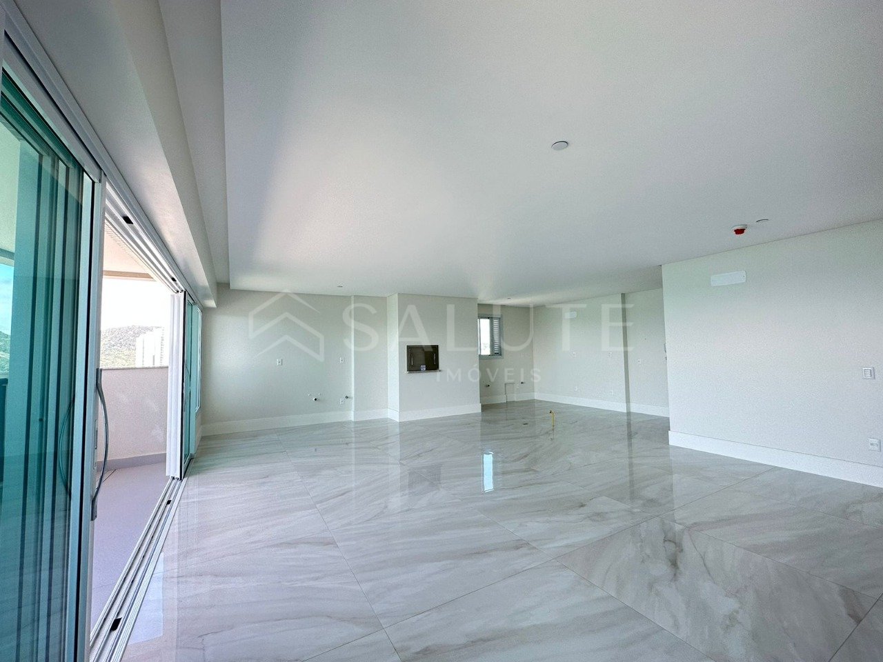 Apartamento à venda com 4 suítes na Barra Sul