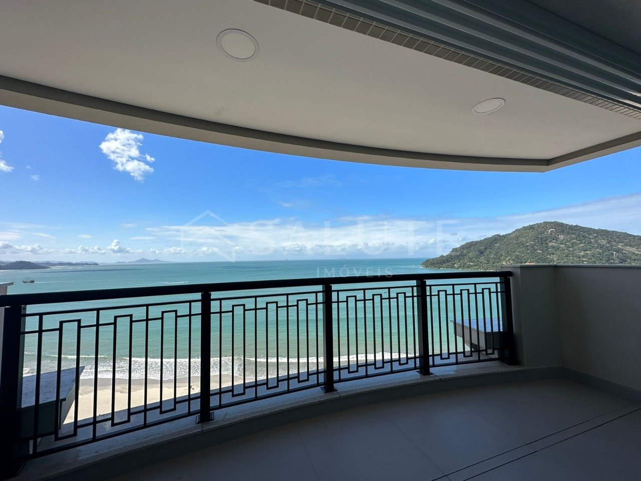 Apartamento à venda com 4 suítes na Barra Sul