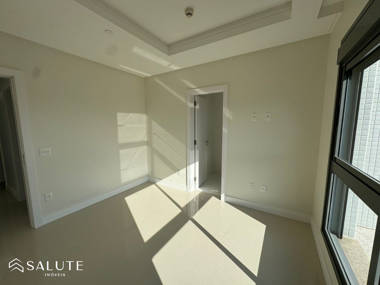 Apartamento 4 suítes na quadra mar