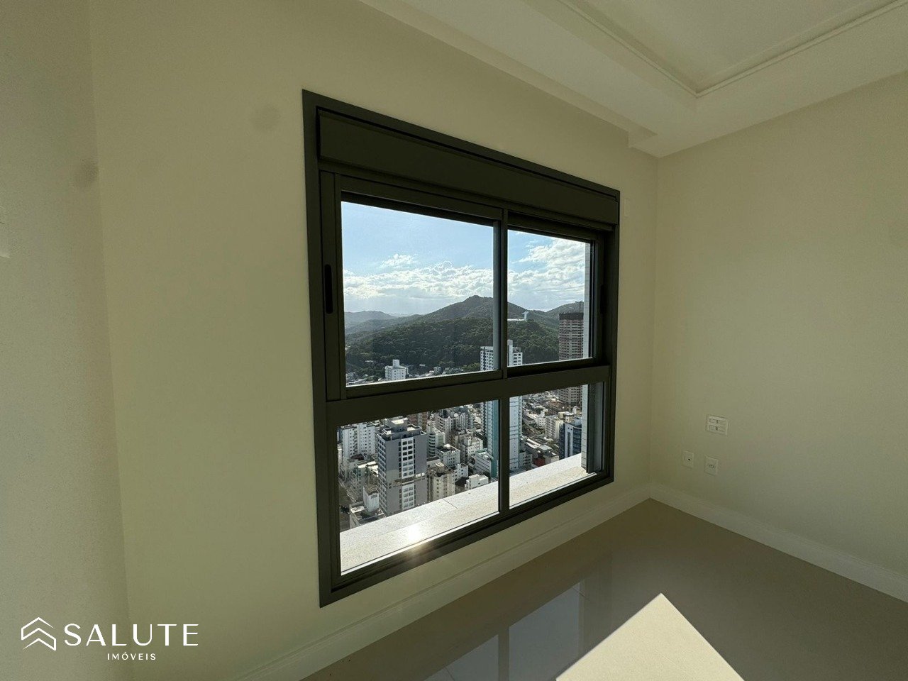 Apartamento 4 suítes na quadra mar