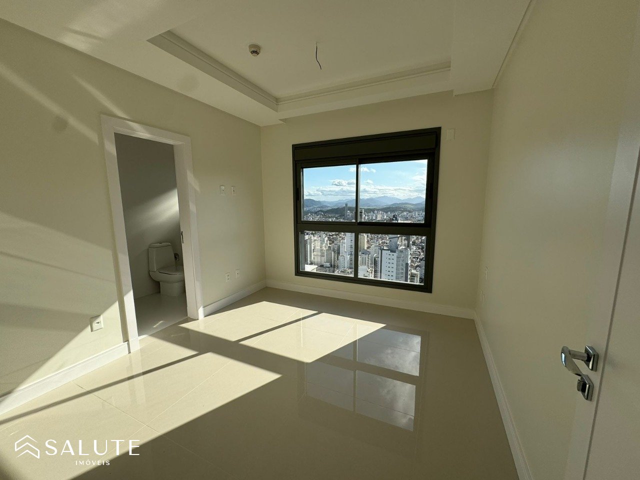 Apartamento 4 suítes na quadra mar