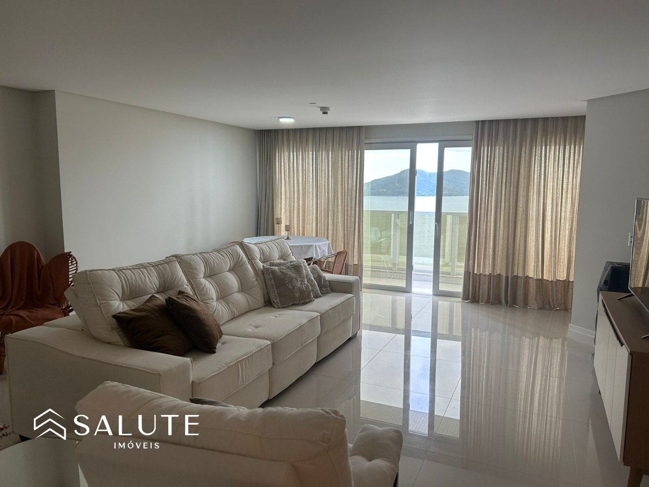 Apartamento com 3 suítes e churrasqueira.
