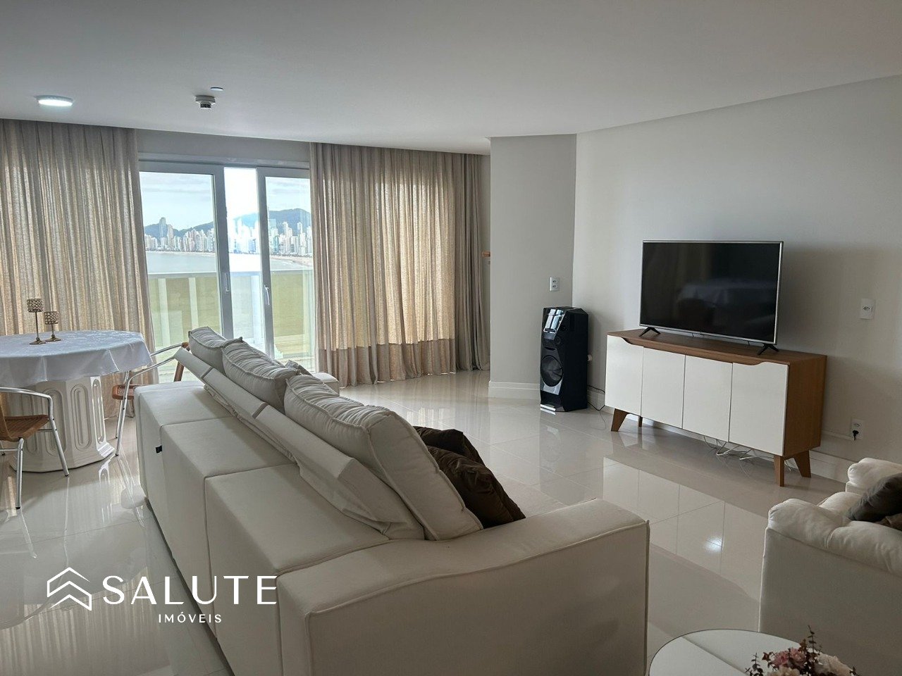 Apartamento com 3 suítes e churrasqueira.