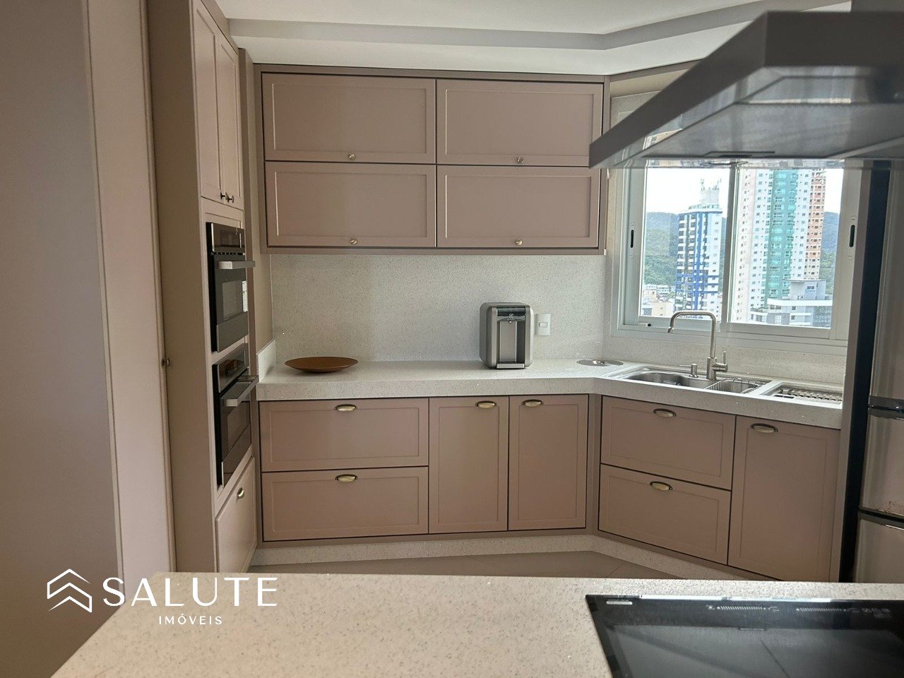 Apartamento com 3 suítes e churrasqueira.